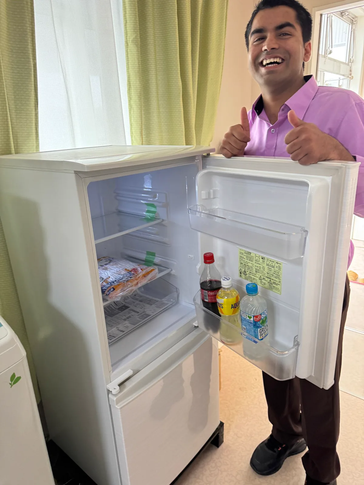 冷蔵庫の前でサムズアップするサフィ